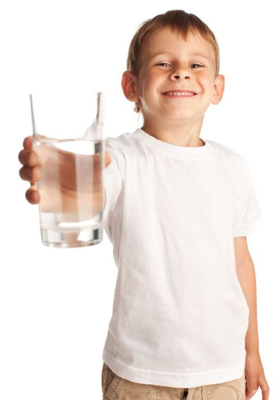 kid-with-water